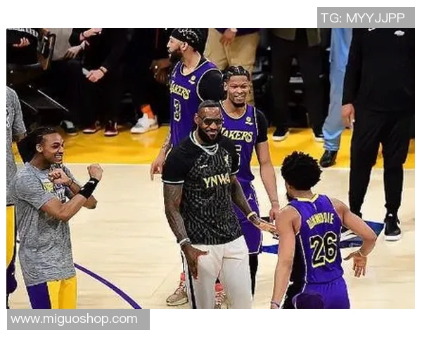 新赛制下湖人与勇士的激烈对决引发球迷热议与期待